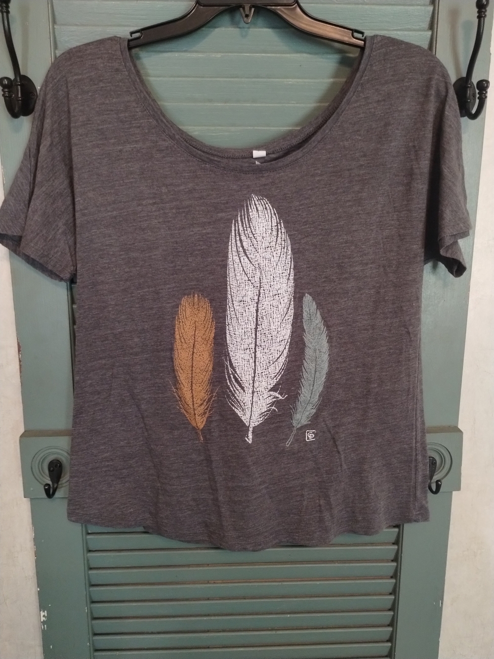 Women's Charcoal Scoop Neck Tee with Feather Print Medium